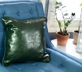 Fokusera på dig och din stil, vintage kudde i gröna läder.